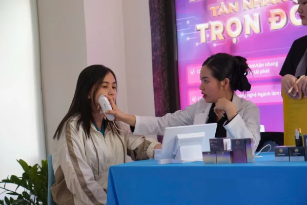 Chuyên gia của Liên Hoa Group đang kiểm tra da mặt cho khách hàng