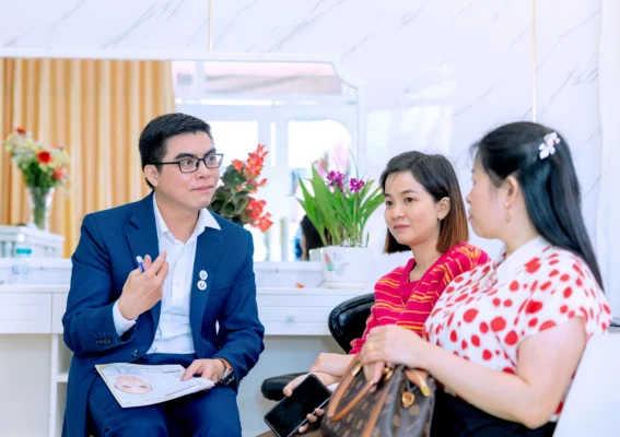 Giám đốc vận hành Liên Hoa đang trao đổi với khách hàng